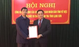 Lãnh đạo tỉnh Lạng Sơn trao quyết định bổ nhiệm ông Đậu Trường An (bìa trái) giữ chức vụ Chánh thanh tra tỉnh Lạng Sơn .Ảnh: Duy Chiến 