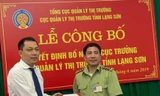 Lãnh đạo Bộ Công thương trao Quyết định cho ông Nguyễn Văn Trường (bìa phải) .Ảnh: Quyên Lưu