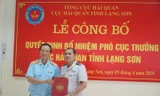 Ông Vũ Tuấn Bình (bìa phải) nhận Quyết định bổ nhiệm .Ảnh: HQ