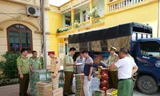 Lực lượng chức năng Lạng Sơn kiểm đếm, phân loại số thực phẩm nhập lậu vừa bắt giữ *ảnh: TL