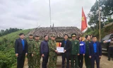 Anh Nguyễn Ngọc Lương, Bí thư T.Ư Đoàn, tặng quà lực lượng biên phòng thực hiện nhiệm vụ ở khu vực biên giới.