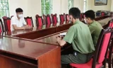 Hoàng Văn N (bìa trái) nhận khuyết điểm và chịu nộp phạt vì đăng tải sai trái trên mạng xã hội .Ảnh: T. Bôn