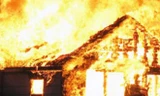 Chập điện, ngôi nhà đang sửa bùng cháy dữ dội