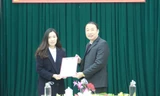 Bà Thùy (bìa trái) , nhận quyết định bổ nhiệm làm Phó GĐ sở Ngoại vụ Lạng Sơn .Ảnh M.Đức