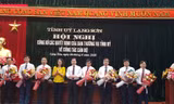 Một số cán bộ tỉnh Lạng Sơn được luân chuyển, bổ nhiệm giữ cương vị công tác mới nhận hoa chúc mừng của Lãnh đạo tỉnh Lạng Sơn .Ảnh: Duy Chiến