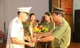 Đại tá Nguyễn Minh Tuấn (bìa trái) nhận Quyết định bổ nhiệm chức vụ Phó giám đốc công an Lạng Sơn .Ảnh: Duy Chiến
