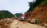 Các ngành chức năng huy động phương tiện khắc phục đoạn sạt lở đường lên khu du lịch Mẫu Sơn. Ả nh: TL