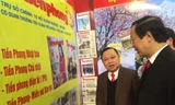 Chủ tịch UBND tỉnh Lạng Sơn Phạm Ngọc Thưởng (bìa phải ngoài cùng) phấn khởi thăm gian trưng bày báo Tiền phong *ảnh: Duy Chiến