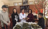 Tặng bánh chưng cho bệnh nhân nghèo bệnh viện đa khoa Lạng Sơn *ảnh: Duy Chiến