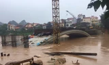 Nước ngập nhấn chìm nhiều công trình cầu Kỳ Cùng đang xây dựng dở dang *ảnh: Duy Chiến 