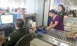 Hành khách lấy đồ khi qua cửa kiểm tra an ninh. Ảnh minh hoạ: Phạm Thanh.