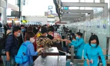 Một số nhân viên phục vụ tại sân bay Nội Bài phải cách ly do khách được phát hiện nhiễm COVID-19.
