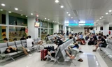 Hành khách vạ vật tại sân bay Phú Quốc tối 1/7 vừa qua, khi chuyến bay trễ hơn 2 giờ so với kế hoạch.