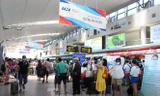 Du khách dồn ra sân bay Đà Nẵng.