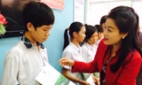 Bà Huỳnh Thị Lan Phương - Phó Tổng giám đốc VWS trao học bổng cho học sinh nghèo ở huyện Bình Chánh.