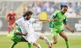 Tiền đạo Giorgos Samaras (Hy Lạp) giữa vòng vây các hậu vệ Nigeria.