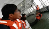 Bức ảnh do một người sống sót chụp cho thấy hành khách cố gắng tìm cách giữ thăng bằng khi phà bị nghiêng và đang chìm dần.