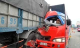 Xe khách húc xe tải, 6 người thương vong