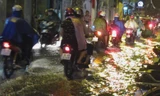 Hà Nội mưa ngập phố, xe cộ bì bõm lội nước