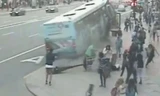 Kinh hoàng xe bus 'điên' lao lên vỉa hè