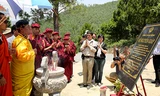 Pháp vương Gyalwang Drukpa cùng tăng đoàn thắp hương và tụng kinh vãng sinh tại mộ Đại tướng Võ nguyên Giáp. Ảnh: Drukpa Việt Nam.