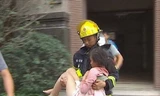 Giải cứu bé gái rơi vào ống khói tòa nhà 33 tầng