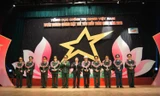 Trung tướng Nguyễn Trọng Nghĩa và Bí thư T.Ư Đoàn Nguyễn Mạnh Dũng trao biểu trưng và tặng hoa cho 10 gương mặt trẻ tiêu biểu toàn quân. Ảnh: Nguyễn Minh.
