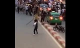 10 video ‘hot’: Cảnh sát nổ súng bắt thanh niên 'ngáo' đá