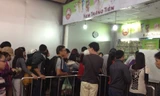 Cảnh tượng xếp hàng mua kem Tràng Tiền ngày mùng 4 Tết.