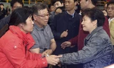 Tổng thống Park Geun Hye thăm hỏi gia đình các nạn nhân vụ chìm tàu Sewol. Ảnh: Yonhap.
