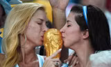 [ẢNH] Nữ CĐV Argentina đắm đuối hôn cúp vàng mừng chiến thắng