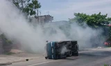 Chiếc xe lật nghiêng và bốc khói nghi ngút (Ảnh: Dân trí)