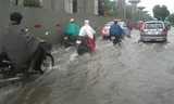 Sau cơn mưa lớn, Hà Nội lại... lội