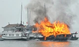 Lửa đỏ trùm kín thân tàu. Ảnh; Dân Việt