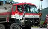 Chiếc xe bồn chở xăng hư hỏng phần đầu sau vụ tai nạn.