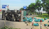 Do quá tải trọng, chiếc xe khi qua đoạn đường này đã bị lật nghiêng.