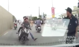 Quái xế chạy xe đầu trần, đâm cảnh sát cơ động