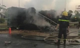Lực lượng PCCC đang cố gắng dập lửa. Ảnh bạn đọc Quốc Huy cung cấp.