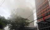 Khách sạn bất ngờ bốc cháy, khách trọ hoảng loạn bỏ chạy. Ảnh Việt Văn