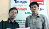 Đại diện báo Tiền Phong nhận tiền ủng hộ 