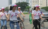 Nữ sinh viên duyên dáng đạp xe vì môi trường