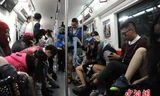 Giới trẻ “không mặc quần” hướng ứng “Ngày Trái đất”