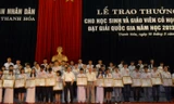 Lãnh đạo UBND tỉnh trao giải cho các học sinh đạt giải trong kỳ thi quốc gia năm học 2013-2014. Ảnh: Phạm Nhài.