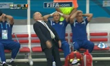 [VIDEO] HLV Alejandro Sabella suýt ngã lộn cổ vì... tiếc 