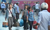 Người dân ùn ùn kéo về Thủ đô sau kỳ nghỉ lễ