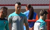 Ronaldo xuất hiện ở sân tập với kiểu tóc mới - Ảnh: AFP 
