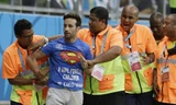 'Super man' náo loạn trận đấu.