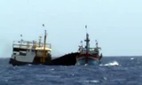 Clip tàu vỏ sắt Trung Quốc đâm tàu ngư dân Việt Nam