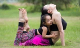 Ngắm Trà Ngọc Hằng tập yoga cùng cháu gái đáng yêu