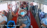 Có ít nhất 4 người trên xe khách không đeo khẩu trang hoặc đeo khẩu trang không đúng cách